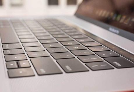 Apple chiede scusa agli utenti con problemi alla tastiera a farfalla di 3ª generazione Apple chiede scusa agli utenti con problemi alla tastiera a farfalla di 3ª generazione