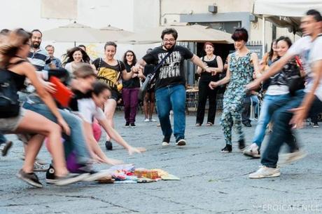Napoli. Torna il BookMob, tutti in piazza per lo scambio gratuito di libri: dove e quando Napoli. Torna il BookMob, tutti in piazza per lo scambio gratuito di libri: dove e quando