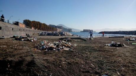 Il lungomare di Napoli è plastic free: vietata la plastica che inquina il nostro mare Il lungomare di Napoli è plastic free: vietata la plastica che inquina il nostro mare