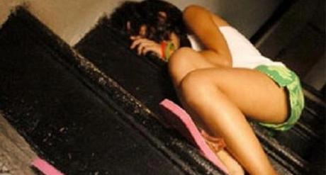 Girava video erotici alla figlia per mandarli a un pedofilo: scoperta mamma orco violenza su dodicenne