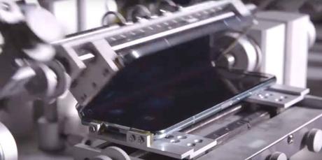 Samsung Galaxy Fold, un video mostra come viene testato lo schermo pieghevole Samsung Galaxy Fold, un video mostra come viene testato lo schermo pieghevole