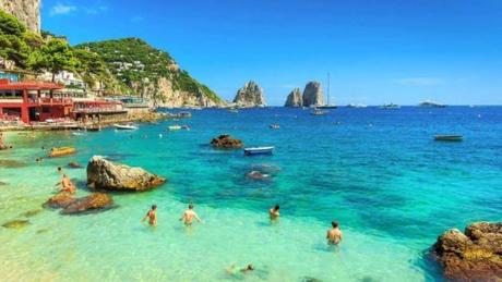 Anche Capri diventa plastic free. Il Comune adotta il divieto e impone il biodegradabile Anche Capri diventa plastic free. Il Comune adotta il divieto e impone il biodegradabile