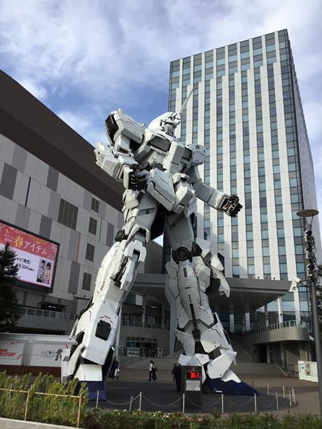 Reportage Tokyo: il robot Gundam fra i fiori di ciliegio Statua di Gundam a Odaiba, Tokyo. Foto di Marco Restelli
