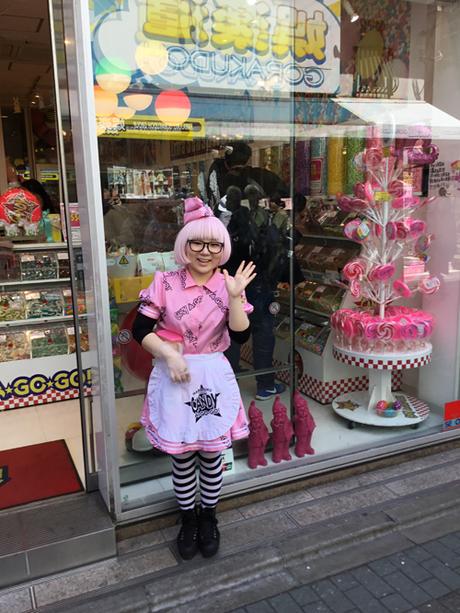 Reportage Tokyo: il robot Gundam fra i fiori di ciliegio Ragazza in stile kawaii a Tokyo foto di Marco Restelli