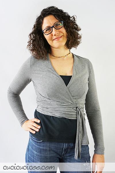 Cartamodello crop top cache coeur: Clara Wrap Clara Wrap, un cartamodello crop top cache coeur, è una maglietta trendy che si avvolge in vita, lasciando la pancia scoperta. Perfetta da portare sopra canottiere ed altri abiti estivi! #cartamodello #cachecoeur