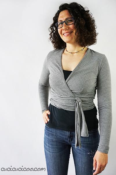Cartamodello crop top cache coeur: Clara Wrap Clara Wrap, un cartamodello crop top cache coeur, è una maglietta trendy che si avvolge in vita, lasciando la pancia scoperta. Perfetta da portare sopra canottiere ed altri abiti estivi! #cartamodello #cachecoeur