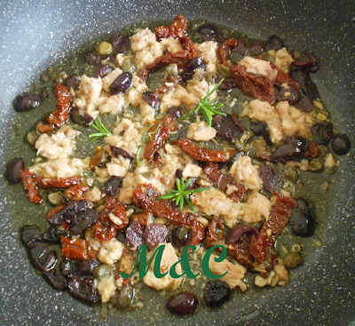 Pasta con Pomodori Secchi, Capperi, Olive e Tonno Pasta con Pomodori Secchi, Capperi, Olive e Tonno
