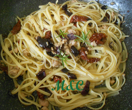 Pasta con Pomodori Secchi, Capperi, Olive e Tonno Pasta con Pomodori Secchi, Capperi, Olive e Tonno