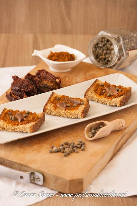 Capuliato Siciliano il Pesto di Pomodori Secchi Il capuliato siciliano è il pesto di pomodori secchi dal sapore intenso e dal gusto esplosivo perfetto per tante preparazioni