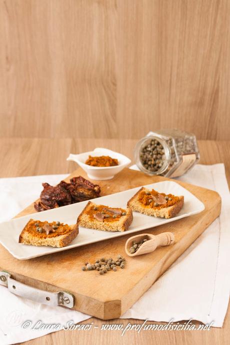 Capuliato Siciliano il Pesto di Pomodori Secchi Il capuliato siciliano è il pesto di pomodori secchi dal sapore intenso e dal gusto esplosivo perfetto per tante preparazioni