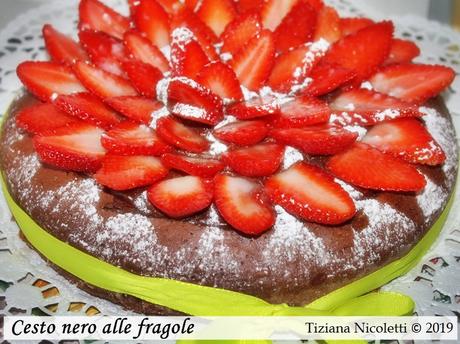 Cesto nero alle Fragole Cesto nero alle Fragole