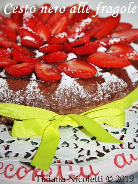 Cesto nero alle Fragole Cesto nero alle Fragole