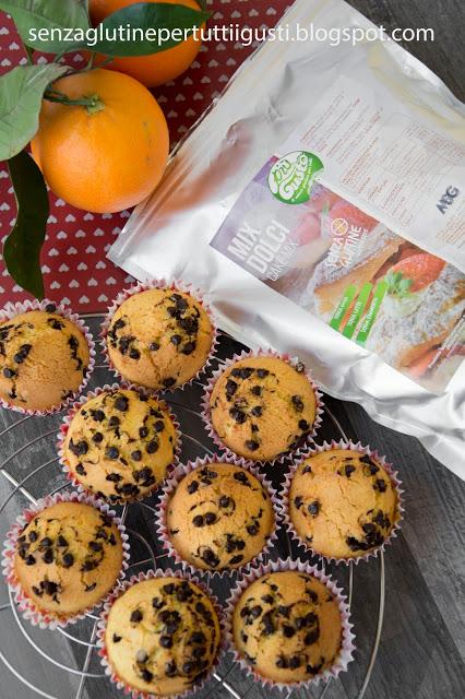 Muffin all'arancia con gocce di cioccolato senza glutine Muffin all'arancia con gocce di cioccolato senza glutine