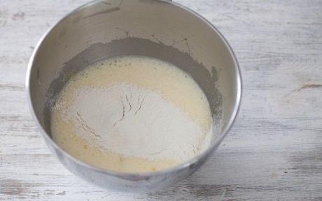 Preparazione Clafoutis di ciliegie alle mandorle e cannella - Fase 3 Preparazione Clafoutis di ciliegie alle mandorle e cannella - Fase 3