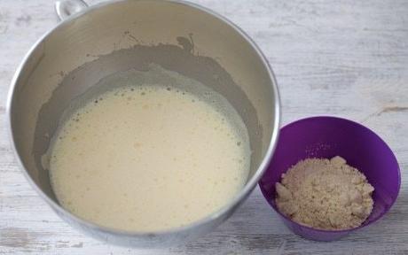 Preparazione Clafoutis di ciliegie alle mandorle e cannella - Fase 3 Preparazione Clafoutis di ciliegie alle mandorle e cannella - Fase 3