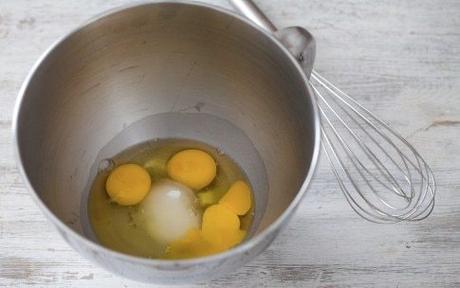 Preparazione Clafoutis di ciliegie alle mandorle e cannella - Fase 2 Preparazione Clafoutis di ciliegie alle mandorle e cannella - Fase 2
