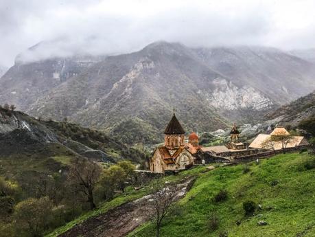 Dall’Armenia a Nagorno Karabakh: viaggio nel giardino nero del Caucaso Dall’Armenia a Nagorno Karabakh: viaggio nel giardino nero del Caucaso
