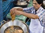 Kann Trichan, l’uomo frigge mani nell’olio bollente