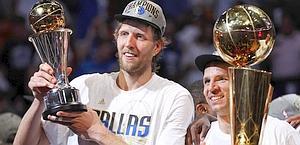 Nowitzki e Kidd premiati a fine gara. Reuters