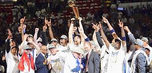 Nowitzki alza il trofeo: Mavericks campioni Nba. Ansa