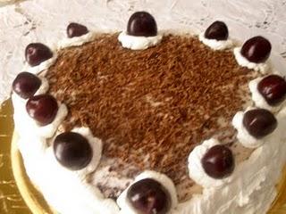 CUORE DI CIOCCOLATO E PANNA CON DELIZIOSA CILIEGIA