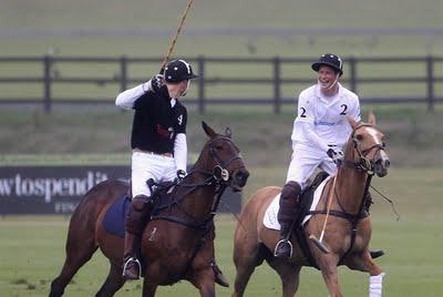 William e Harry ad Ascot giocano a polo e per poco non fanno un volo