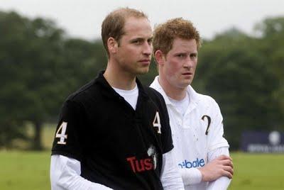 William e Harry ad Ascot giocano a polo e per poco non fanno un volo