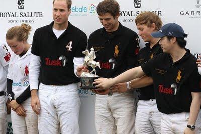 William e Harry ad Ascot giocano a polo e per poco non fanno un volo