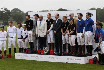 William e Harry ad Ascot giocano a polo e per poco non fanno un volo