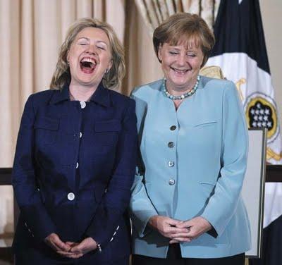 Angela Merkel per il sedere Hillary Clinton prende
