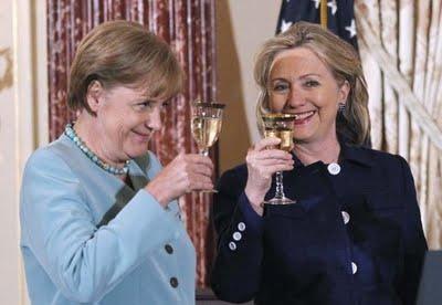 Angela Merkel per il sedere Hillary Clinton prende