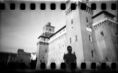 LOMOGRAPHY •  il Castello Estense con PIMhole e Kodak 100Tmax (scaduta 09/2009)