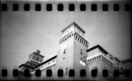 LOMOGRAPHY •  il Castello Estense con PIMhole e Kodak 100Tmax (scaduta 09/2009)