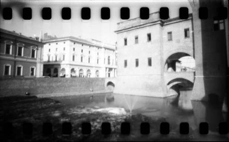 LOMOGRAPHY •  il Castello Estense con PIMhole e Kodak 100Tmax (scaduta 09/2009)