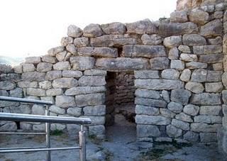 ARCHEOLOGIA SARDA: IL NURAGHE IS PARAS - ISILI