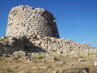 ARCHEOLOGIA SARDA: IL NURAGHE IS PARAS - ISILI