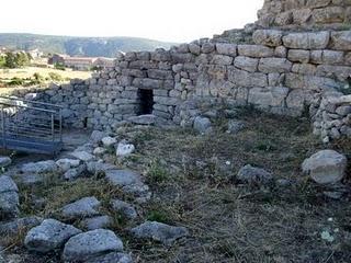 ARCHEOLOGIA SARDA: IL NURAGHE IS PARAS - ISILI