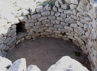 ARCHEOLOGIA SARDA: IL NURAGHE IS PARAS - ISILI