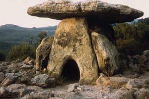 File:Dolmen Grammont.jpg