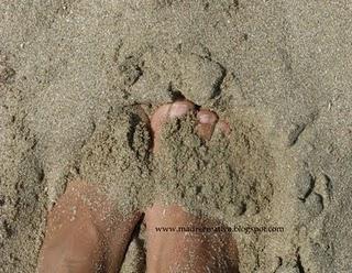 Primi giorni di mare.La sabbia tra i piedi. E' bello ripr...