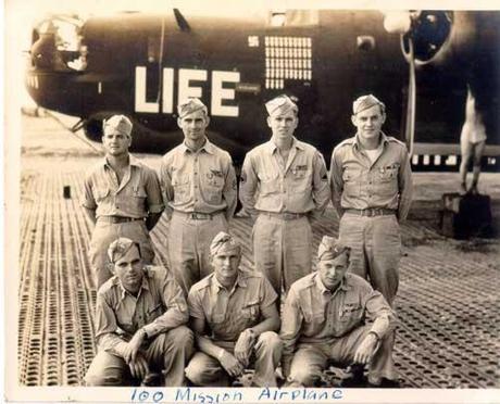 Il B-24 LIFE, sulla pista di volo dell'Aeroporto AIR Force di Venosa (1945), mitico aereo simbolo, era un bombardiere americano del 485(th) BG (Copyright Mike Adams)