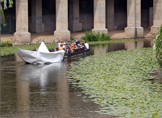 FOTO DEL GIORNO 14 GIUGNO 2011 : LA BARCA DI CARTA 9 METRI CHE NAVIGA