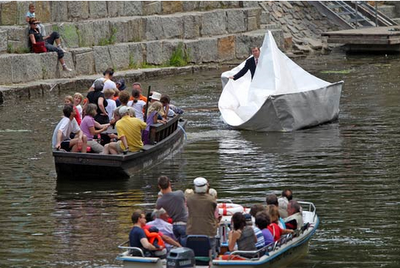 FOTO DEL GIORNO 14 GIUGNO 2011 : LA BARCA DI CARTA 9 METRI CHE NAVIGA