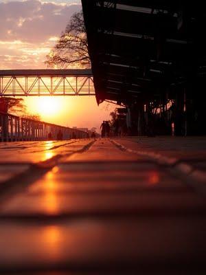 LA STAZIONE, IL TRAMONTO E LA SINFONIA DELLA NEBBIA