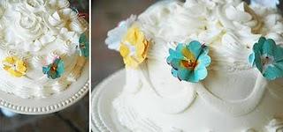 La torta con i fiori di carta