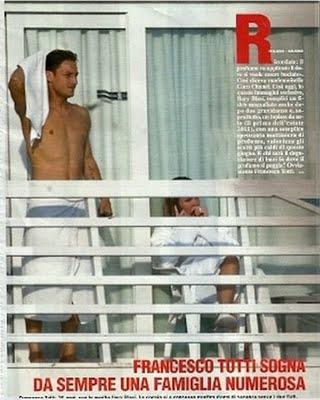 Ilary Blasi in topless, Francesco Totti in costume alla ricerca del cerume