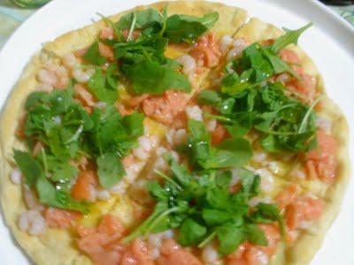 PANE PIZZA CON GAMBERETTI SALMONE E RUCOLA