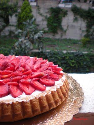 Torta Panna e Fragole con colata di cioccolato Fondente