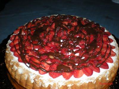 Torta Panna e Fragole con colata di cioccolato Fondente