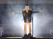 Cardiff: Robbie Williams finisce canzoni senza pantaloni